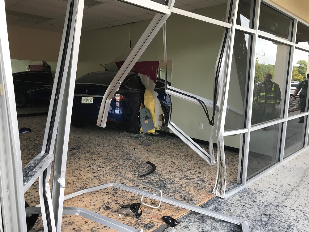 Chiếc Tesla Model X đâm xuyên một cửa hàng bỏ không rồi vào phòng gym