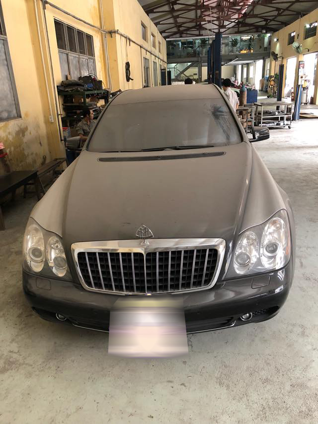 Chiếc xe siêu sang Maybach nằm phủ bụi tại Hà Nội Chiếc xe siêu sang Maybach nằm phủ bụi tại Hà Nội