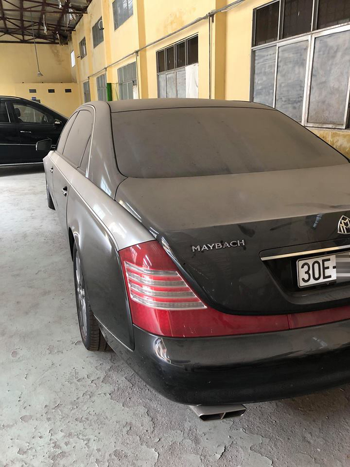 Ngoại thất chiếc Maybach bám đầy bụi khiến không ít người mê xe xót xa Ngoại thất chiếc Maybach bám đầy bụi khiến không ít người mê xe xót xa