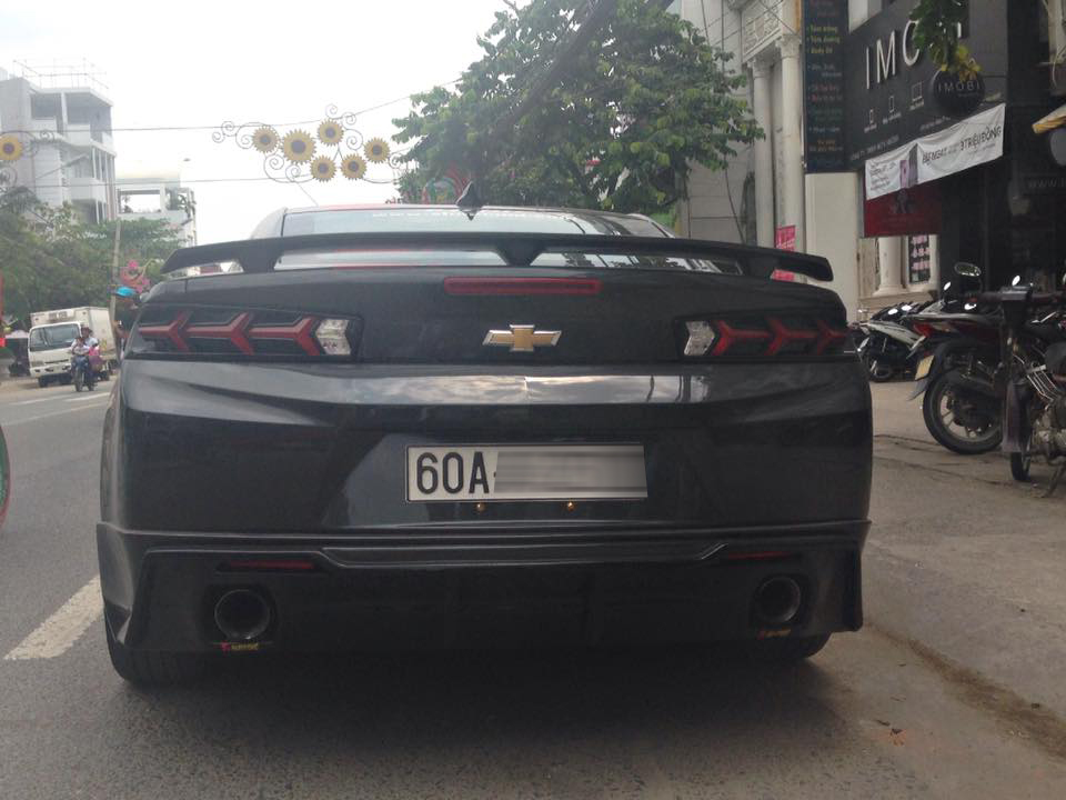 chevrolet-camaro-tai-dong-nai-duoc-chu-nhan-do-lai-den-hau-theo-sieu-xe-lamborghini-aventador