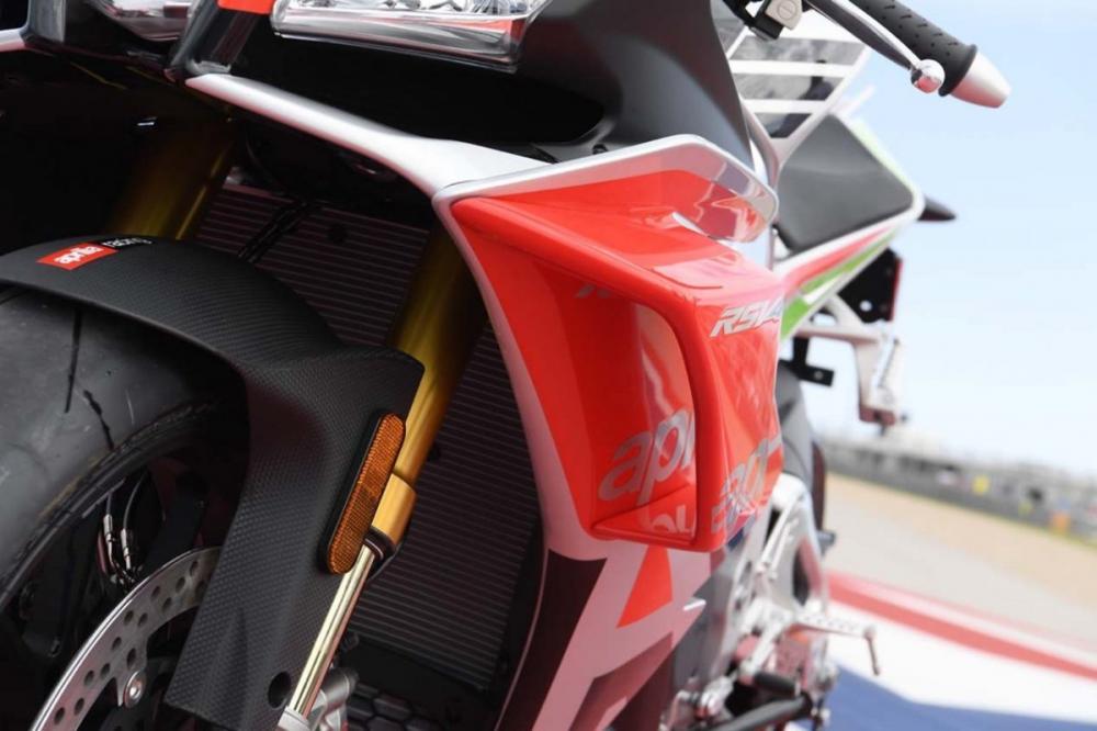 Cánh gió Claire Rayners trên Aprilia RSV4 RF LE