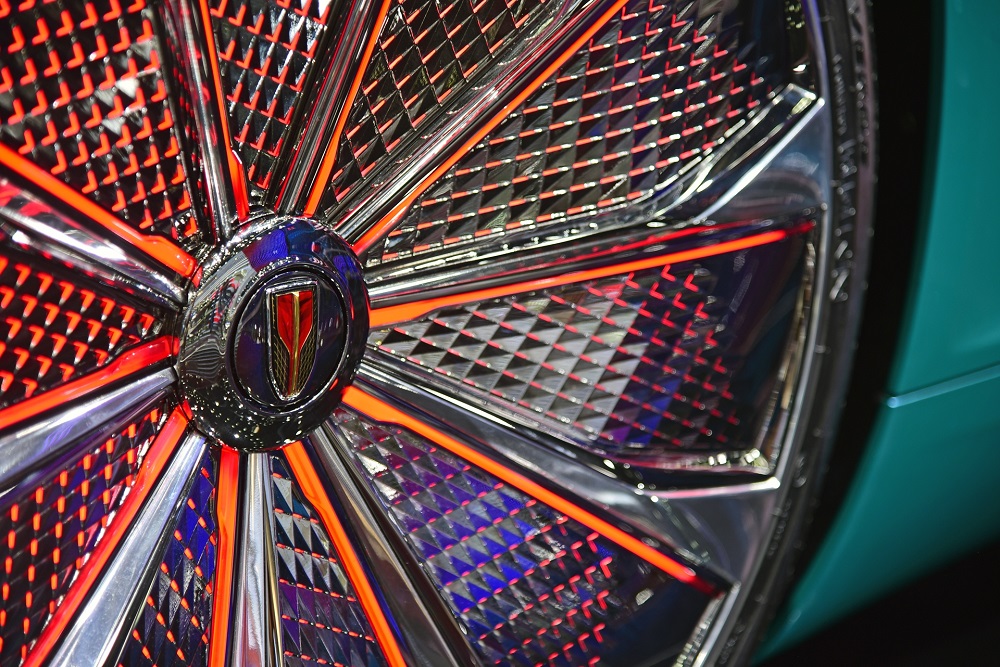 Logo mới của Hồng Kỳ trên chụp bánh