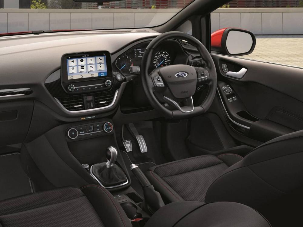 Nội thất của Fiesta Van, xe có tay lái bên phải theo vì ra mắt ở nưnóc Anh