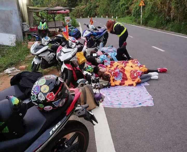 Một nhóm phượt thủ ngủ ngay ven đường quốc lộ