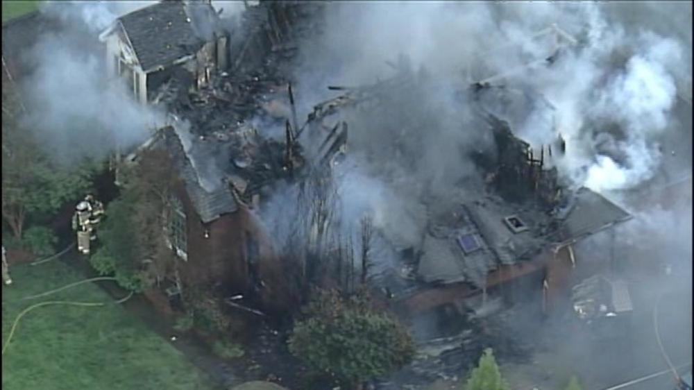 Hiện trường vụ cháy nhà do xe BMW gây ra