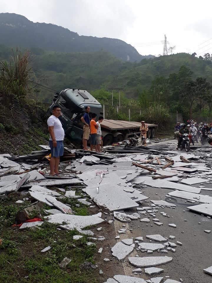 Hiện trường vụ tai nạn xe container tại dốc Cun