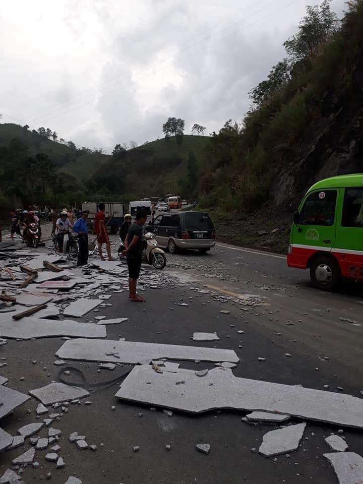 Đá granite văng tung tóe khắp mặt đường