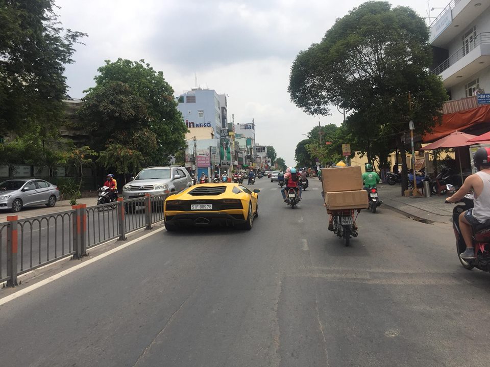 Lamborghini Aventador S LP740-4 là bản nâng cấp của Lamborghini Aventador LP700-4 nên có ngoại hình đẹp mắt và thể thể thao hơn
