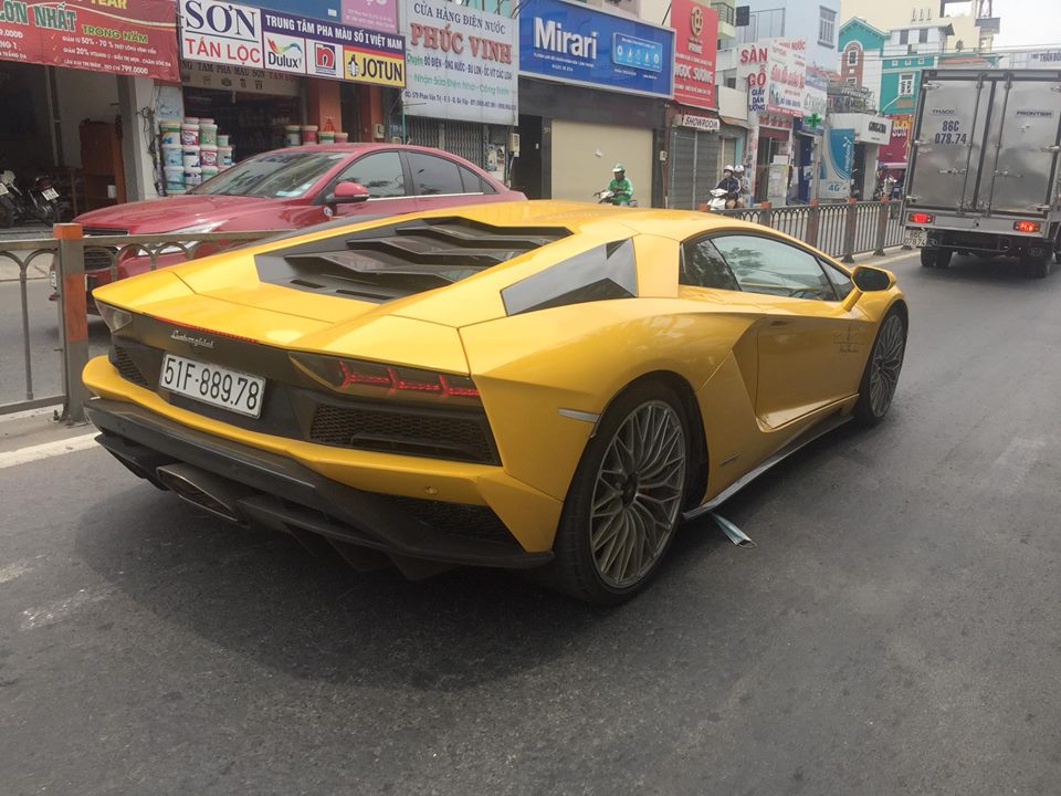 Bộ đôi Lamborghini Aventador LP700-4 và Aventador S LP740-4 đi 