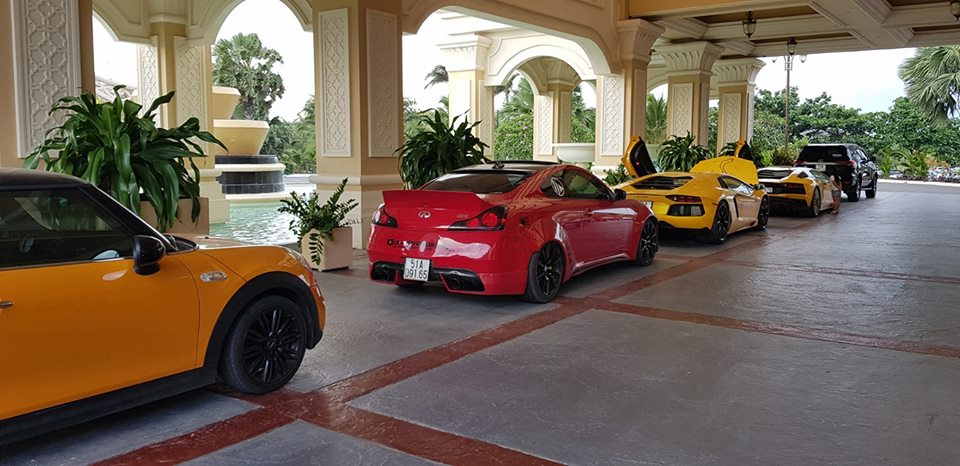 Lamborghini Aventador S LP740-4, Aventador LP700-4, Infiniti G37S và Mini Cooper tại khu du lịch Hồ Tràm