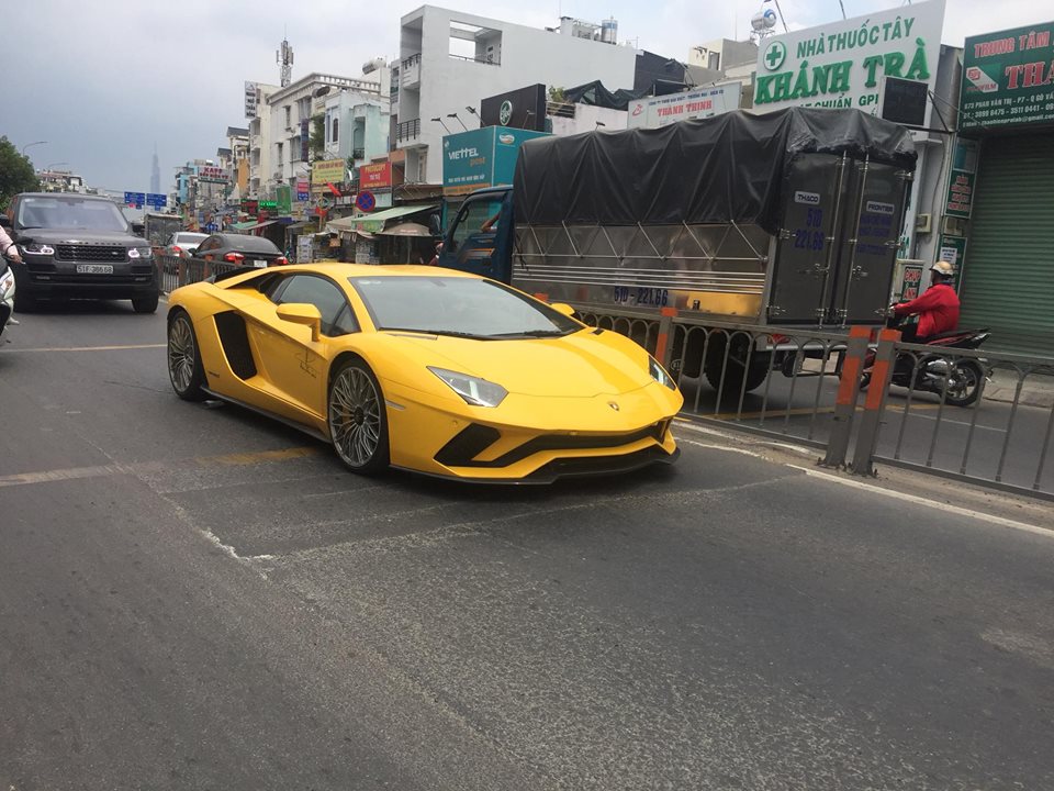 Sau 1 ngày chơi tại Hồ Tràm, cặp đôi siêu xe Lamborghini Aventador quay trở lại Sài thành