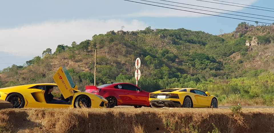 Ngoài 2 chiếc Lamborghini Aventador LP700-4 và Lamborghini Aventador S LP740-4, dàn xe từ Sài thành xuống Hồ Tràm còn có chiếc xe thể thao hàng hiếm Infiniti G37S