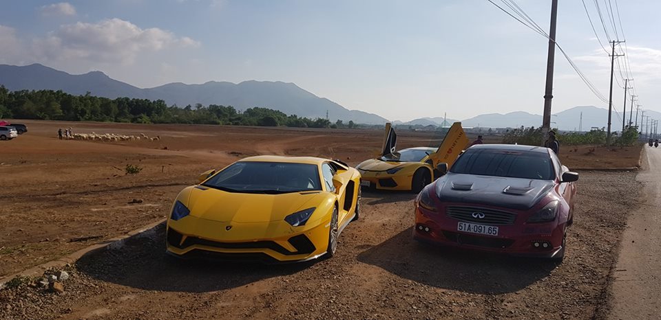 bộ đôi Lamborghini Aventador LP700-4 và Aventador S LP740-4 thường xuyên bị bắt gặp sánh đôi cùng nhau trên đường phố