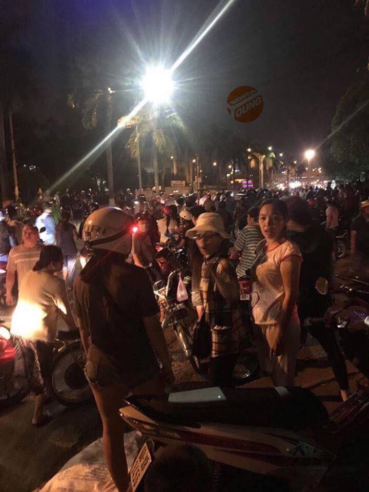 Rất đông người dân hiếu kỳ đứng xem vụ tai nạn