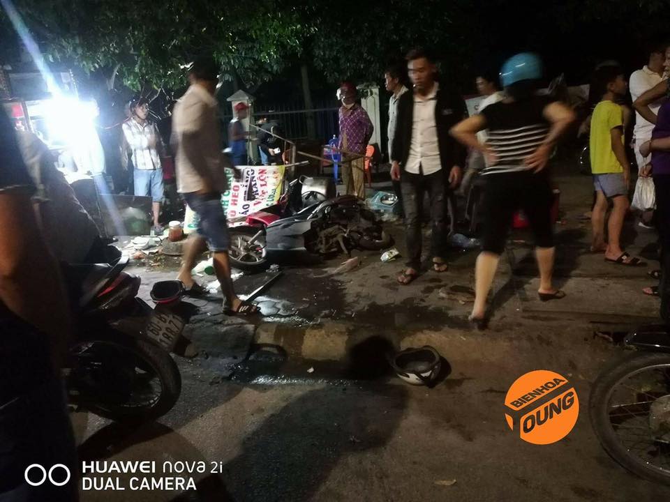 3 chiếc xe máy bị Mazda 2 tông vào