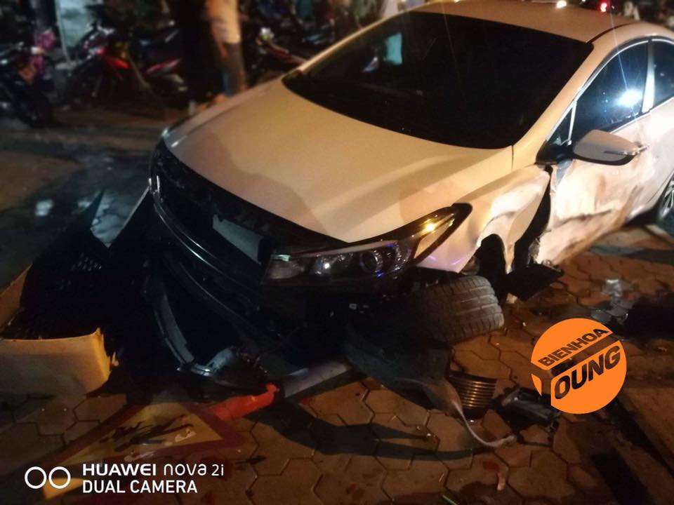 Một chiếc Kia cũng bị hư hỏng trong vụ tai nạn