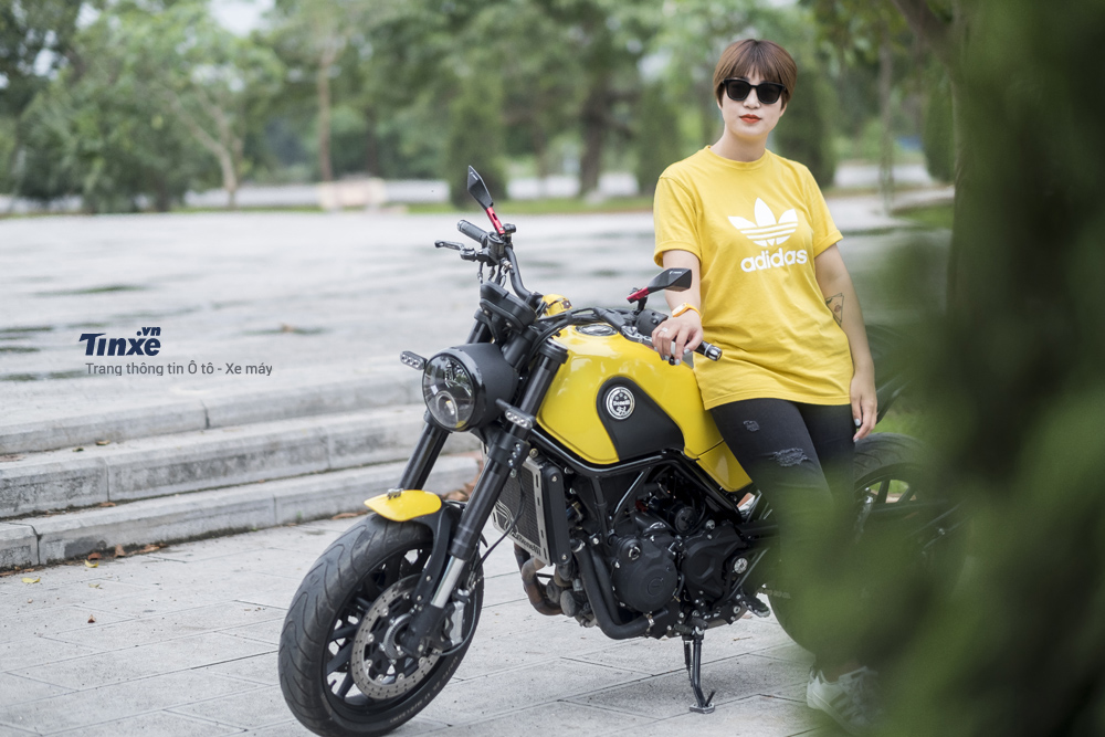 Chị Kim Thoa - một nữ doanh nhân trẻ đang bước những bước đầu tiên để tập chơi xe phân khối lớn với chiếc Benelli Leocino Chị Kim Thoa - một nữ doanh nhân trẻ đang bước những bước đầu tiên để tập chơi xe phân khối lớn với chiếc Benelli Leocino