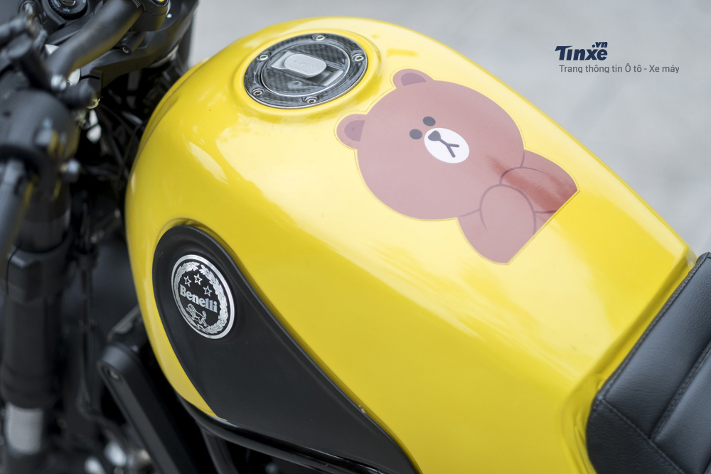 Hình chú gấu Brown của gia đình Line được dán lên bình xăng Benelli Leoncino Hình chú gấu Brown của gia đình Line được dán lên bình xăng Benelli Leoncino