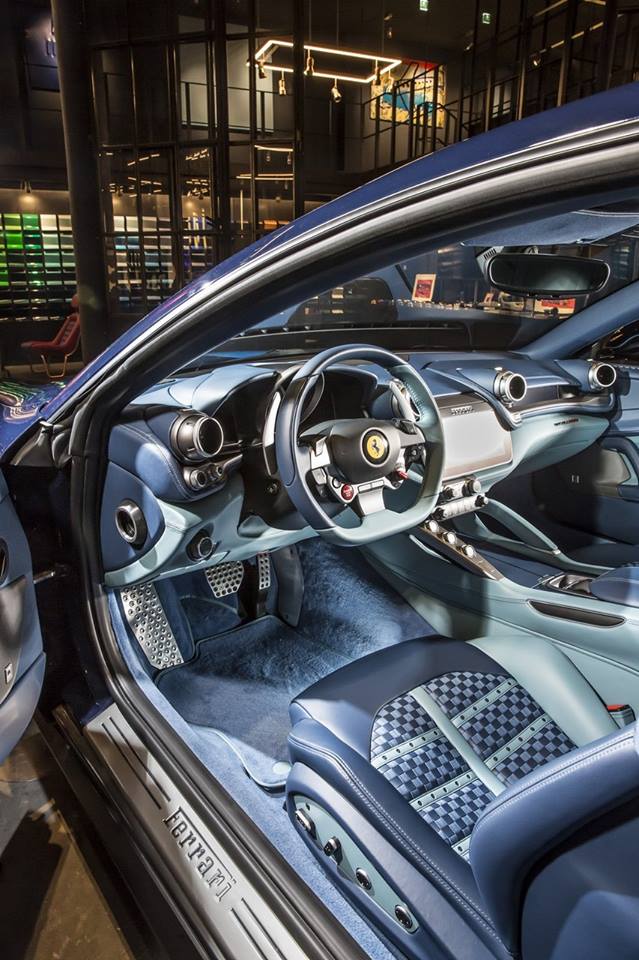 Nội thất màu xanh dương của chiếc Ferrari GTC4Lusso