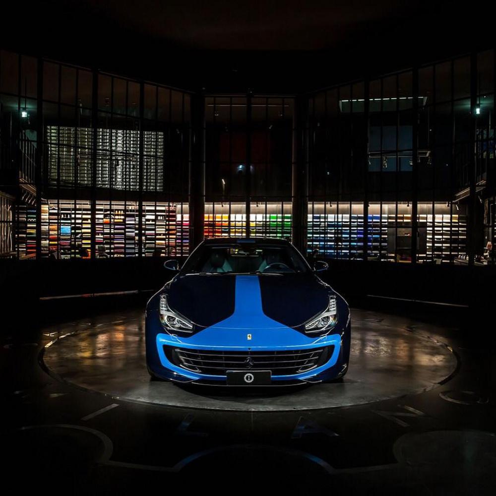 Chiếc Ferrari GTC4Lusso khi chưa bị đâm