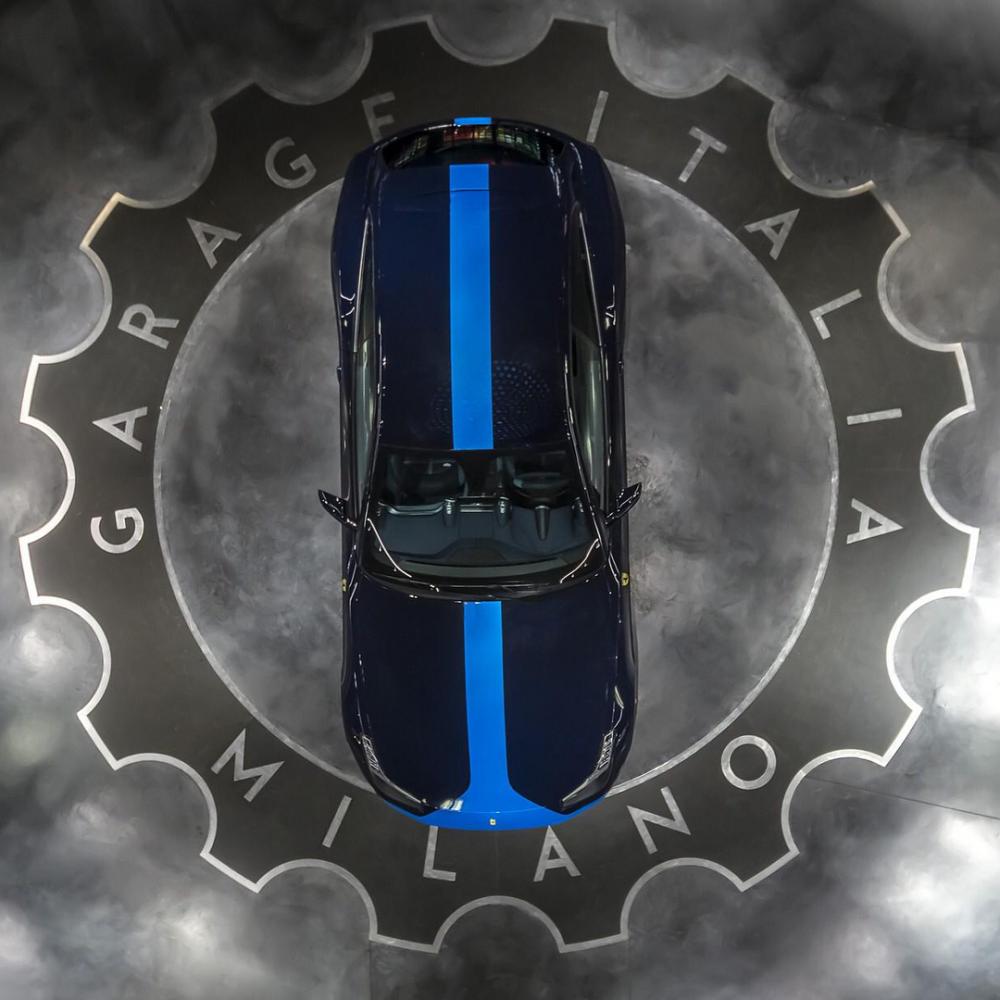 Chiếc Ferrari GTC4Lusso của Lapo được phối 2 màu xanh dương khác nhau