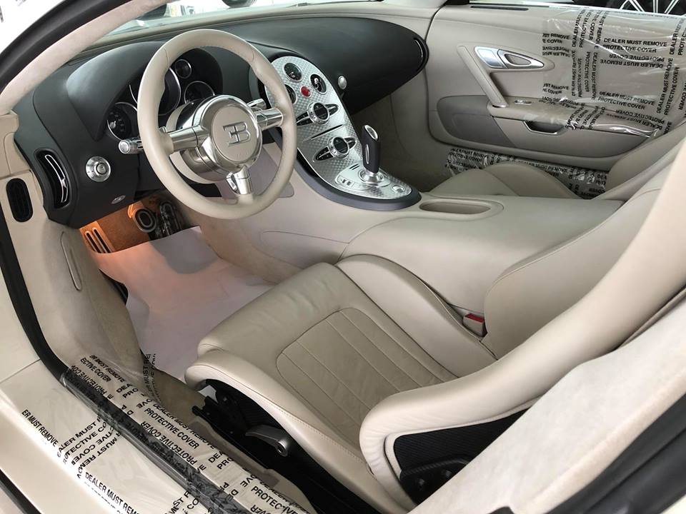 Khoang lái Bugatti Veyron tối giản