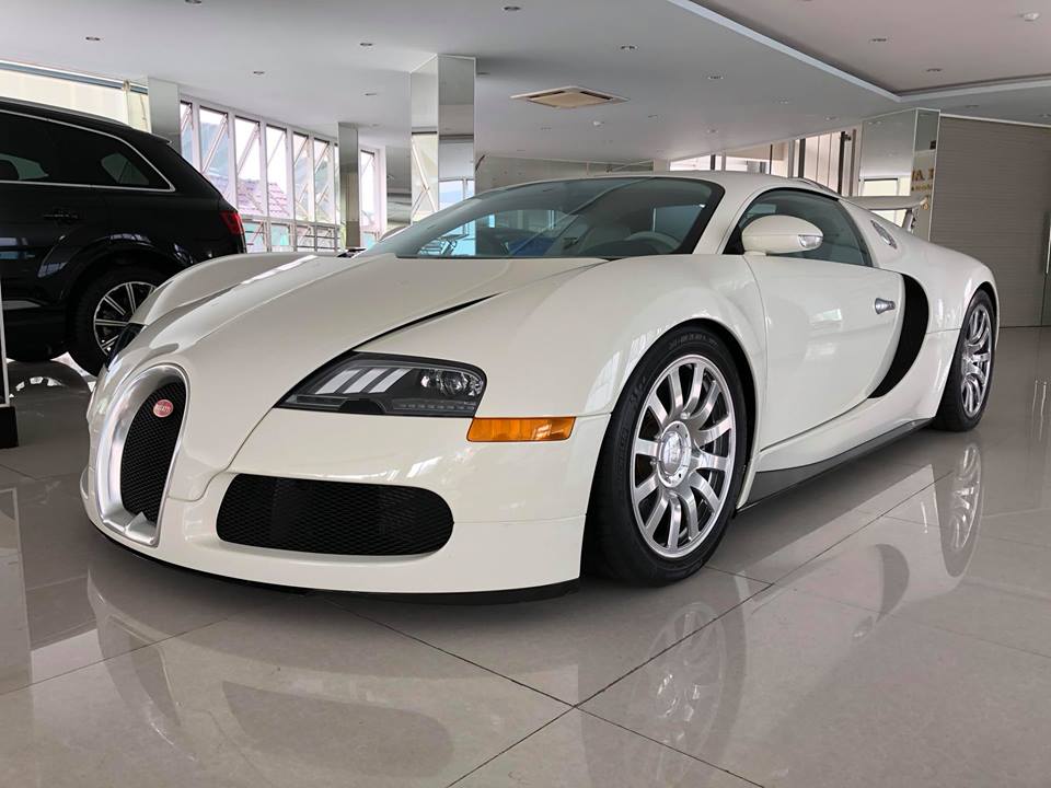 Chiếc Bugatti Veyron độc nhất Việt Nam đã được sơn lại các chi tiết màu đỏ ở ngoại thất thành màu trắng. 