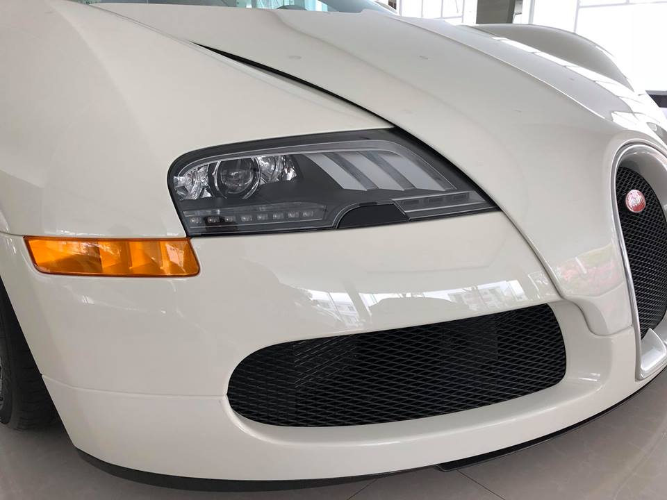 Bugatti Veyron độc nhất Việt Nam còn có một chi tiết khác so với xe nguyên bản chính là đôi mắt mới của phiên bản Super Sport. 