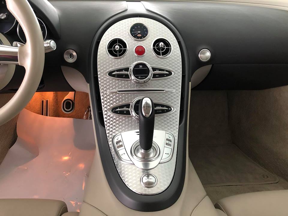 Siêu xe triệu đô mất 2,5 giây để tăng tốc lên 100 km/h từ vị trí xuất phát trước khi đạt vận tốc tối đa 407 km/h. Ở tốc độ tối đa 407 km/h, Veyron ngốn 47.000 lít không khí mỗi phút, bằng với lượng không khí mà một người hít thở trong 4 ngày.