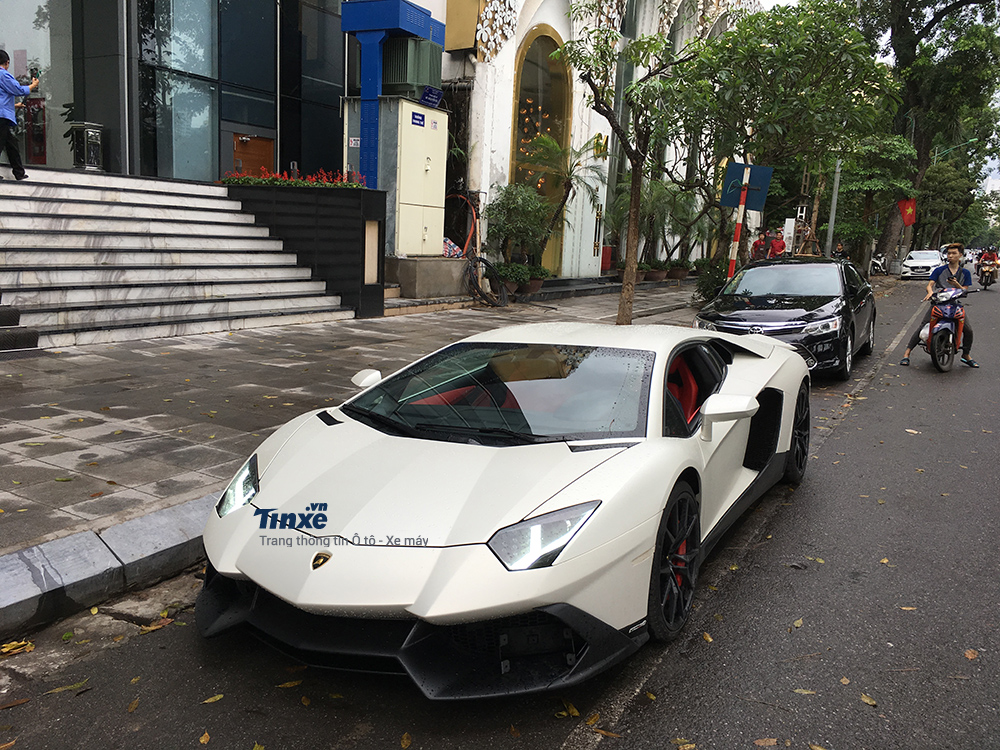 Lamborghini Aventador độ body kit LP720-4 50 ANNIVERSARIO khi nhìn từ phía sau Lamborghini Aventador độ body kit LP720-4 50 ANNIVERSARIO khi nhìn từ phía sau