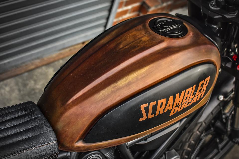 dòng chữ Scrambler Ducati in nổi bên hông càng làm điểm nhấn cho chiếc xe