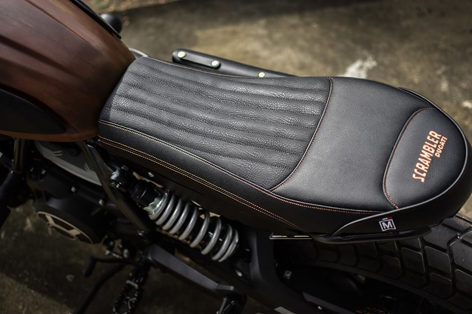 Yên xe được gọt mỏng và thuộc lại da thủ công rất bắt mắt và tiện dụng