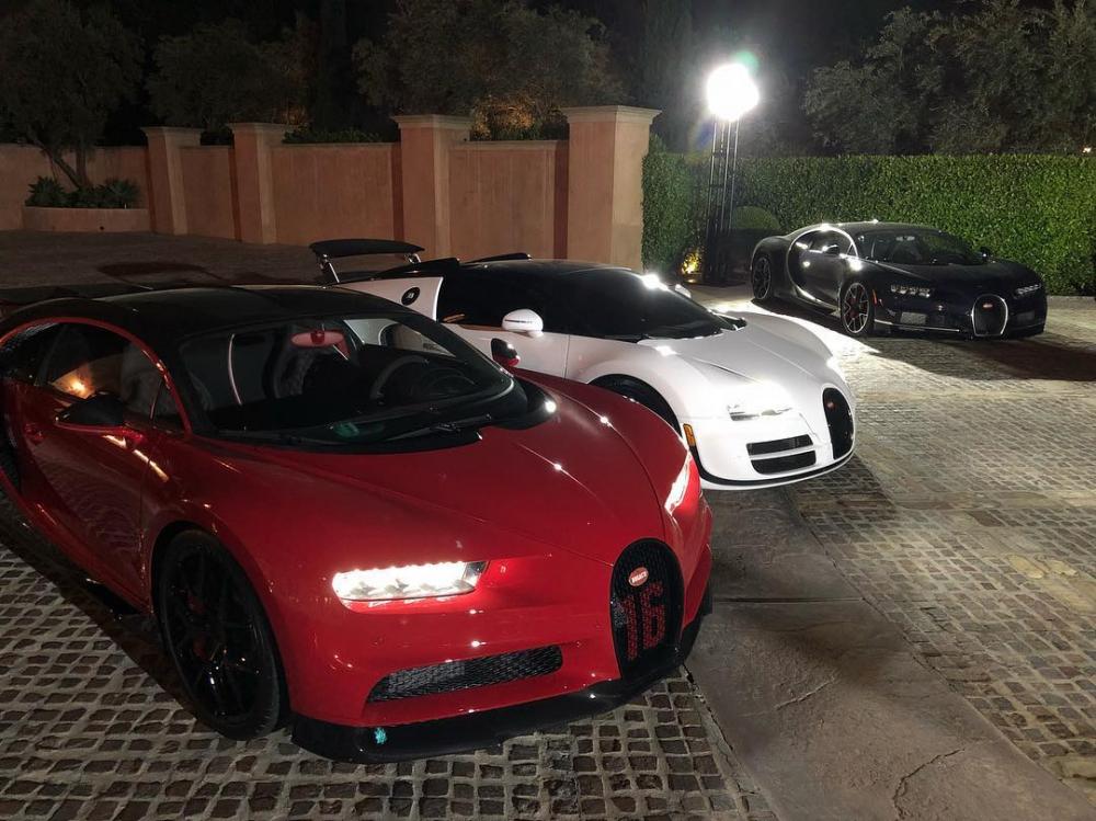 3 chiếc siêu xe Bugatti, bao gồm Chiron Sport (màu đỏ), Veyron (trắng) và Chiron, tại khuôn viên biệt thự 3 chiếc siêu xe Bugatti, bao gồm Chiron Sport (màu đỏ), Veyron (trắng) và Chiron, tại khuôn viên biệt thự