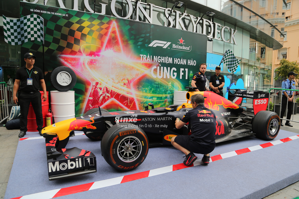 Những người thợ của đội đua Red Bull đang chăm sóc cho xe đua F1 Những người thợ của đội đua Red Bull đang chăm sóc cho xe đua F1