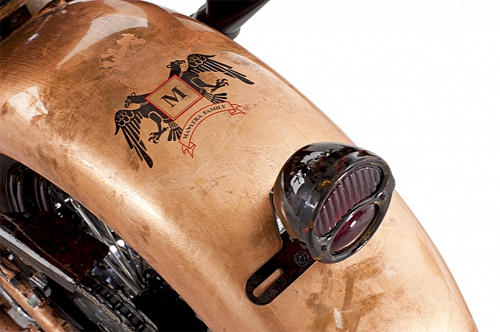 Các chi tiết đồng được đúc và gò cực kì mềm mại được đánh bóng