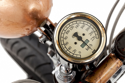 Cụm đồng hồ với nền vàng đồng nhạt cùng với phông chữ và số cổ điển