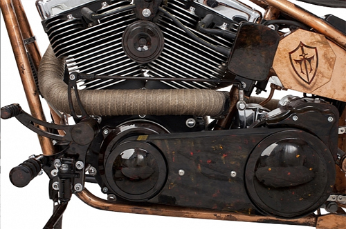 Bưởng máy được ốp thêm một lớp đá thạch anh lửa mài bóng