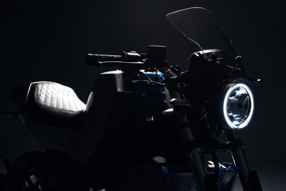 Bộ full body kit này bao gồm một bình xăng (4 miếng), dàn áo hông (2 miếng), cánh gió (2 tấm), ốp gầm (4 miếng), một nắp tản nhiệt (3 miếng), chắn bùn trước, kính chắn gió acrylic, bộ đèn pha, đèn hậu mới Bộ full body kit này bao gồm một bình xăng (4 miếng), dàn áo hông (2 miếng), cánh gió (2 tấm), ốp gầm (4 miếng), một nắp tản nhiệt (3 miếng), chắn bùn trước, kính chắn gió acrylic, bộ đèn pha, đèn hậu mới