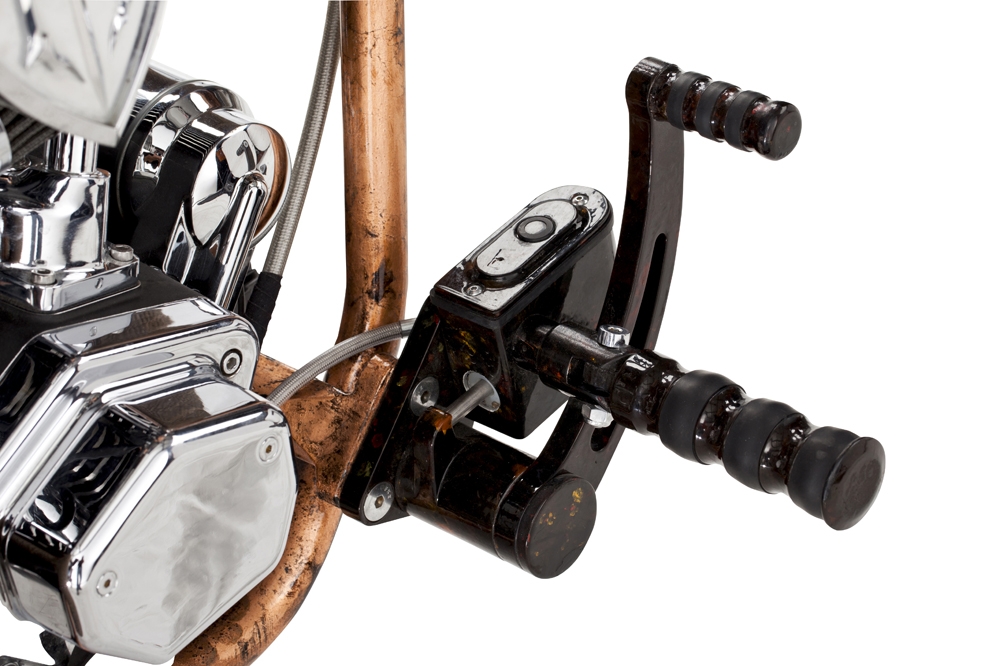 Dàn để chân phía trước được mạ một lớp đá thạch anh lửa