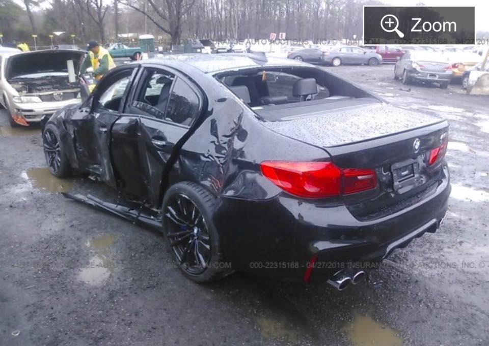 Chiếc BMW M5 bị hỏng nặng sườn trái