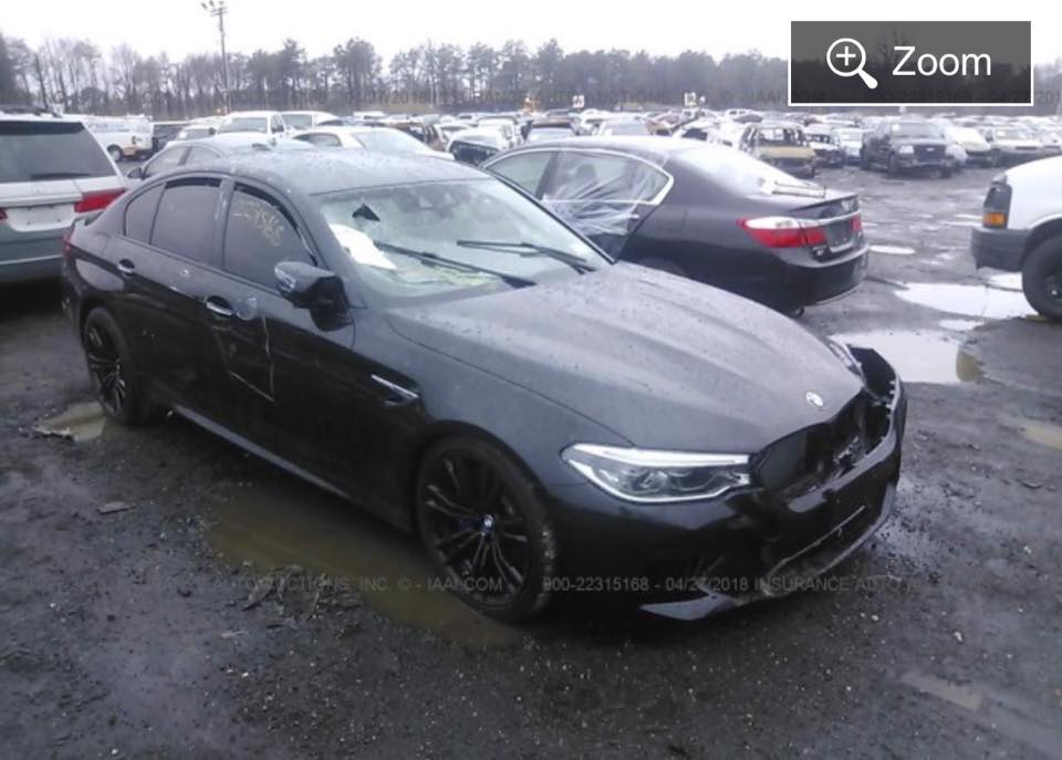 Chiếc BMW M5 F90 được cho là bị chiếc BMW M5 First Edition đâm trúng