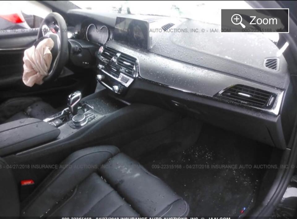 Túi khí bên trong chiếc BMW M5 đã bung ra