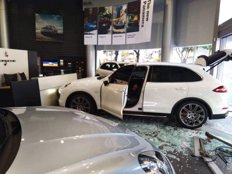 Chiếc Cayenne nằm gọn bên trong đại lý Porsche Chiếc Cayenne nằm gọn bên trong đại lý Porsche