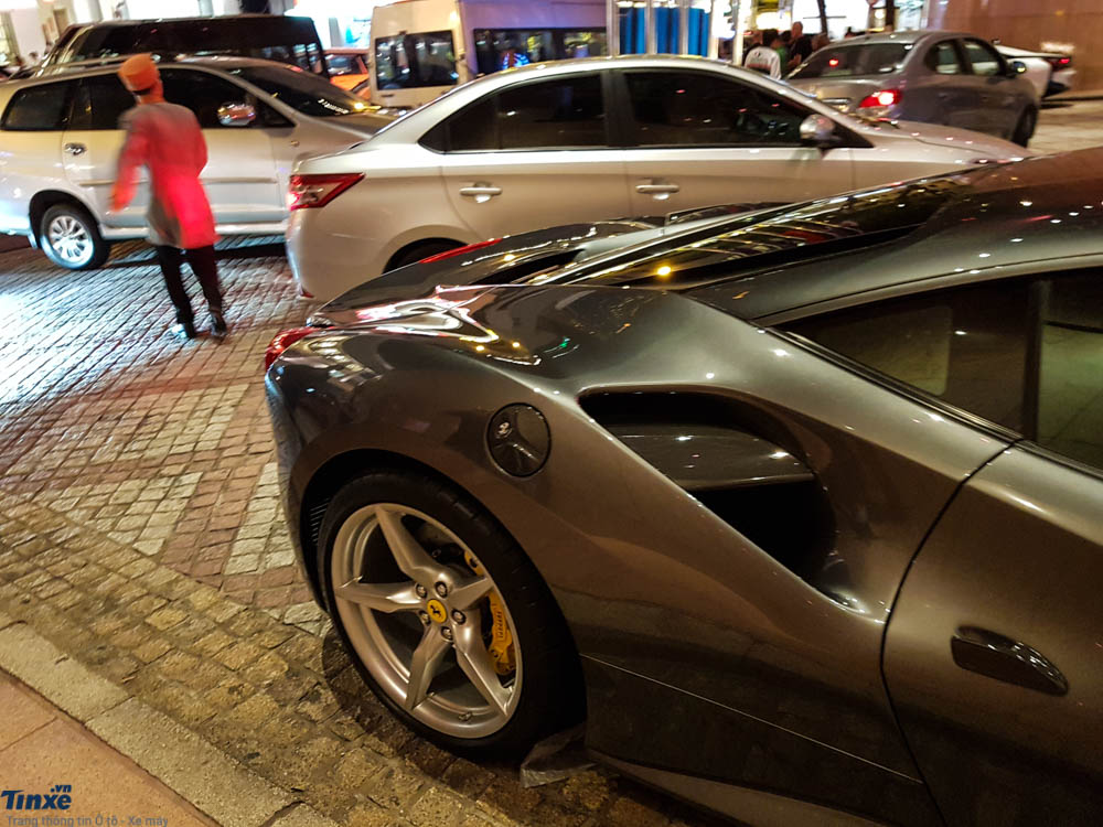 Bên hông Ferrari 488 GTB có thêm khe hốc gió