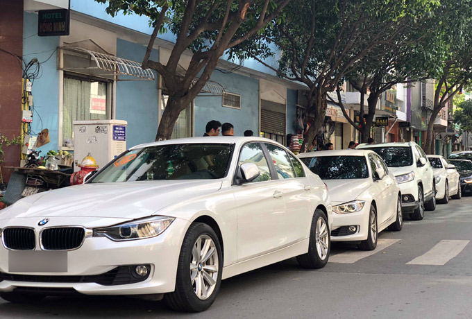 Ngoài cặp đôi BMW i8 màu trắng và xám bút chì, đoàn xe đưa dâu của Diệp Lâm Anh còn có 1 chiếc Range Rover Evoque và bộ đôi BMW màu trắng.