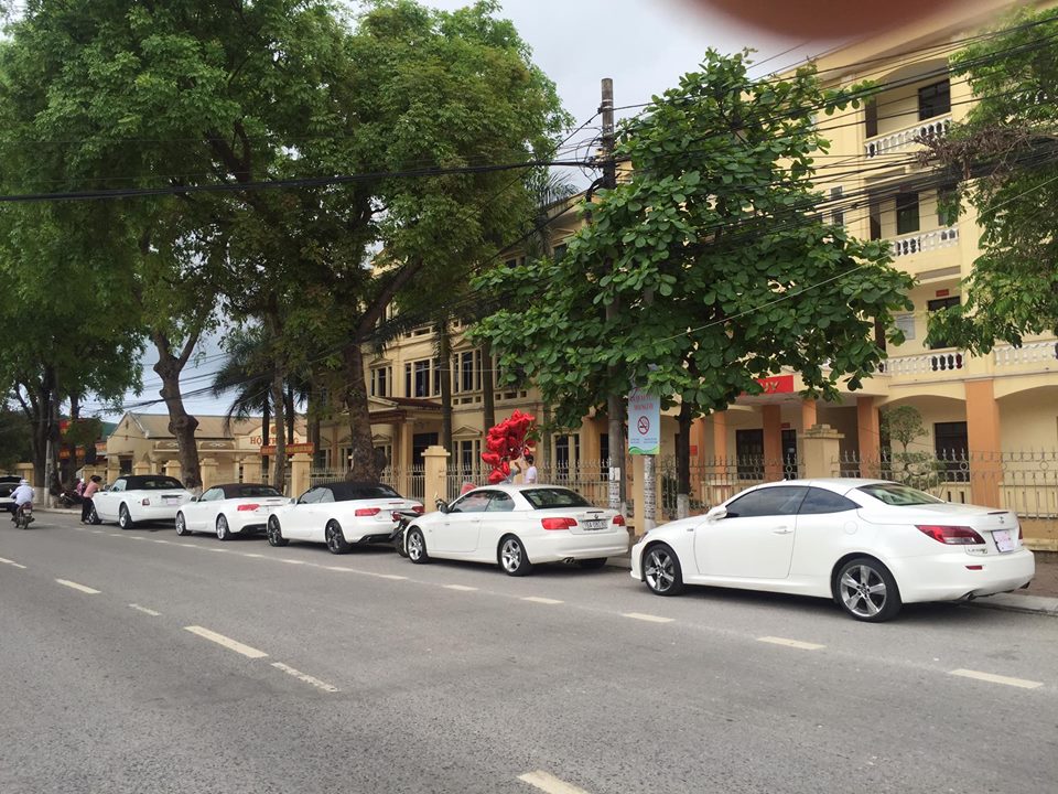 Dàn xe đưa dâu mui trần xếp hàng dài trên đường