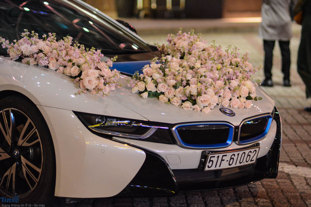Chỉ với động cơ điện, mẫu xe thể thao BMW i8 có thể hoàn thành quãng đường dài 35km, vận tốc tối đa đạt được 120km/h.