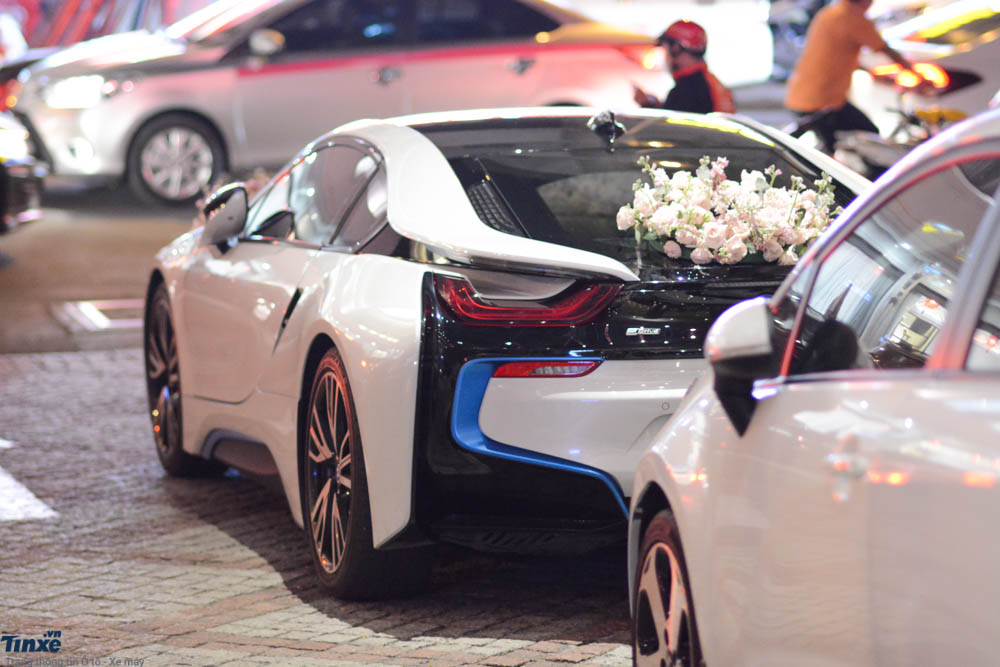 Hoa cưới đuôi xe BMW i8