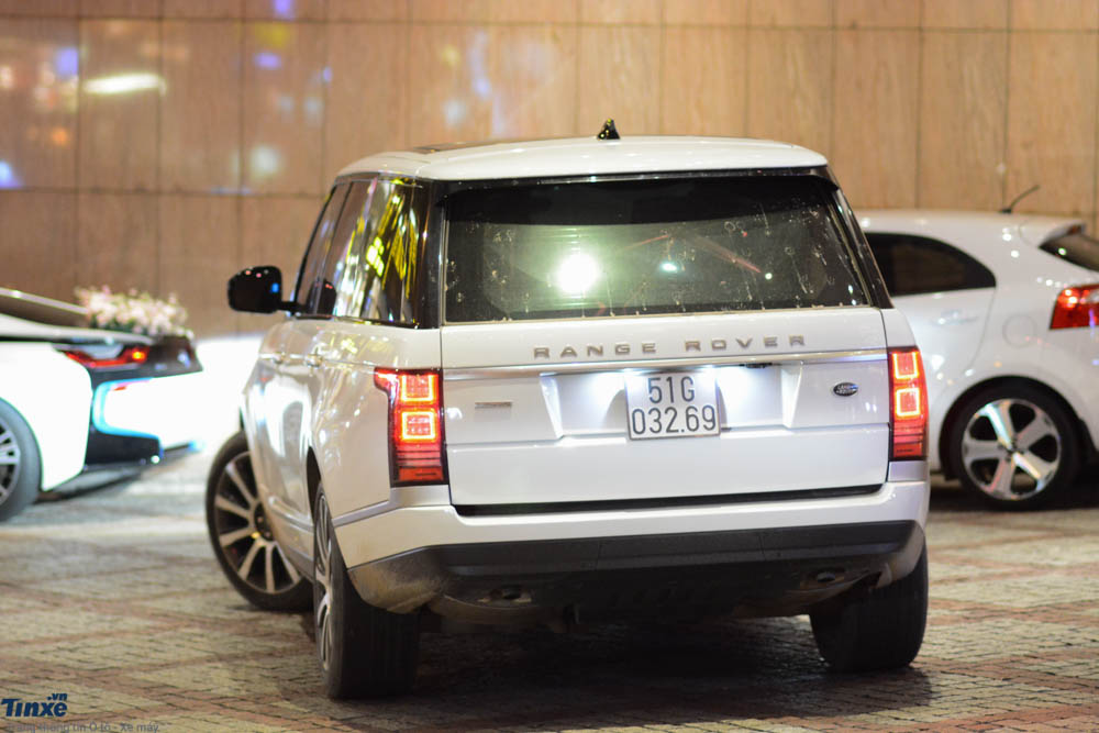 Ngoài 3 chiếc BMW i8, đám cưới Diệp Lâm Anh còn xuất hiện nhiều chiếc xe sang