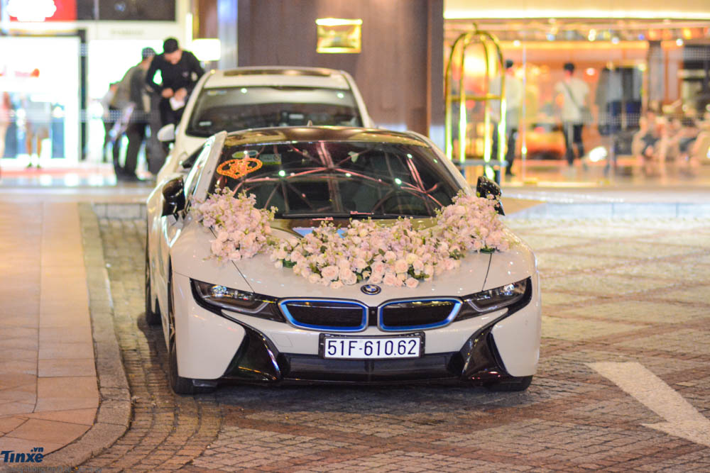 Đàm Thu Trang được Cường Đô-la hộ tống đến dự đám cưới bạn thân Diệp Lâm Anh trên siêu xe